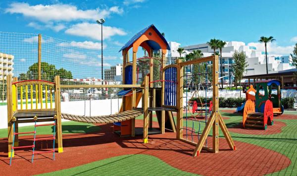 Bunt gestalteter Kinderspielplatz