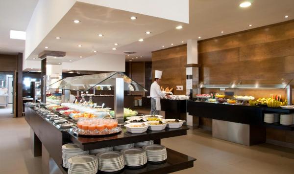 Koch der das Buffet bestückt