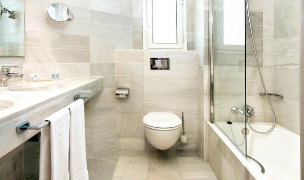 Badezimmer mit Duschbad und Waschtisch