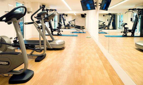 Überblick auf die Geräte im Fitnessraum