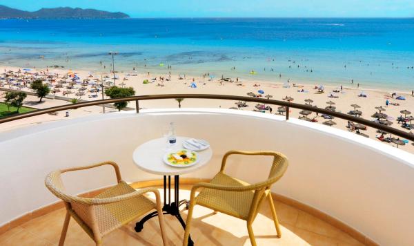 Blick vom Hotelbalkon auf den Strand