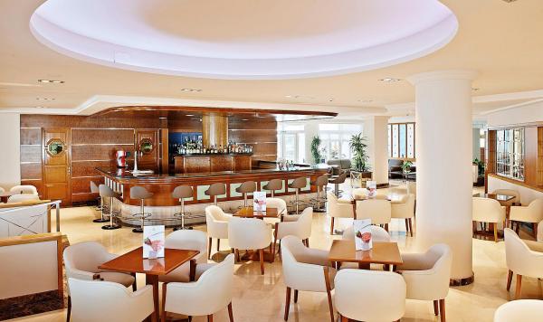 Hotelbar mit kleinen Sitzgruppen