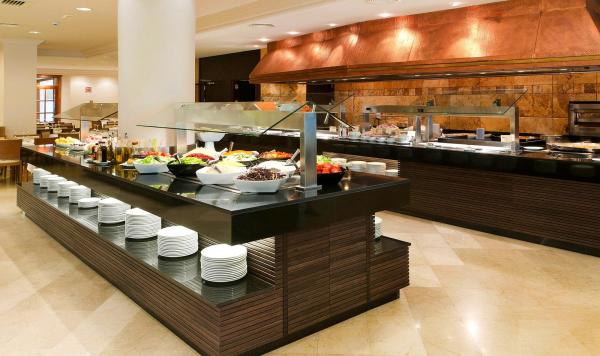 Blick auf das frisch mit Speisen bestückte Buffet