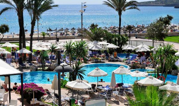 Blick vom Liegebereich auf den Pool