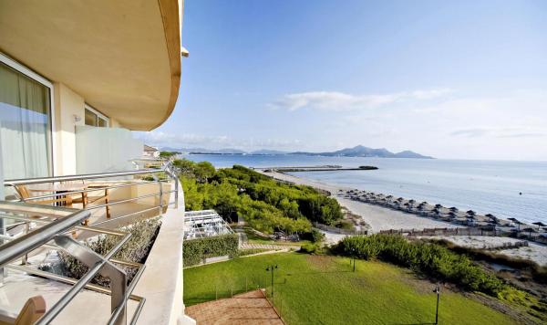 Blick auf Hotelbalkone, den Garten und Strand