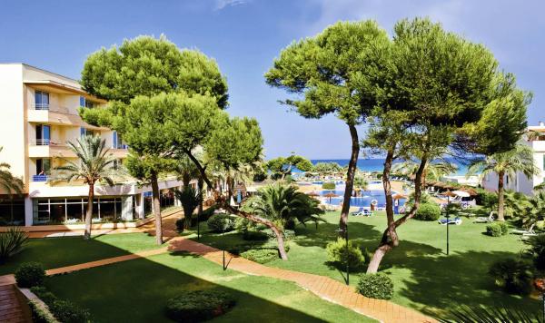 Blick auf Hotelgebäude und Gartenanlage