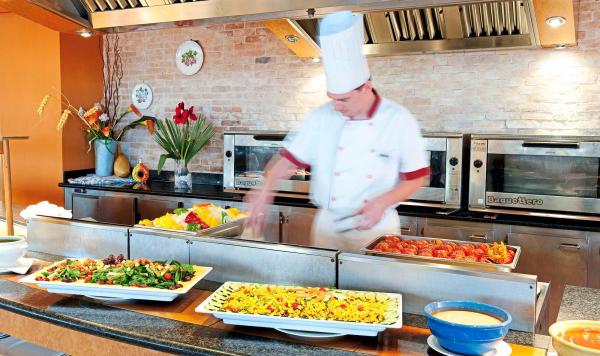 Koch der frische Zutaten verarbeitet