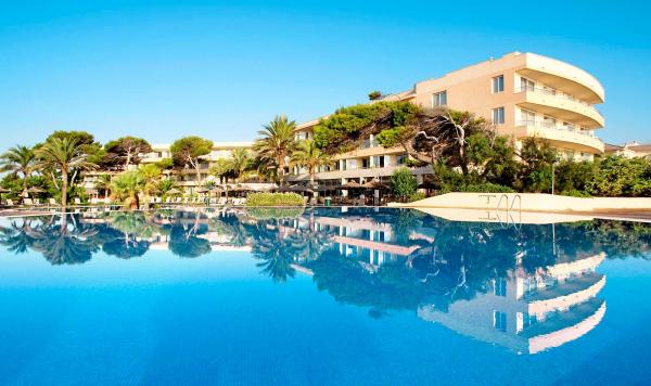 Blick über den Pool auf das Hotelgebäude