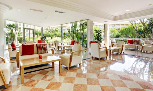 Locker arrangierte Sitzgruppen mit Blick auf den Garten