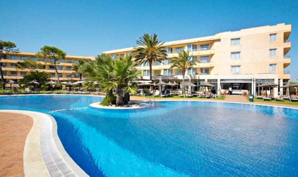 Blick über den Pool auf das Hotelgebäude