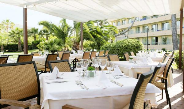 Eingedeckte Tische auf überdachter Terasse