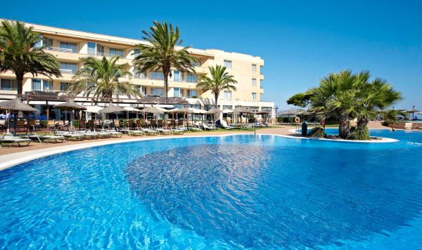 Blick über den Pool auf die Ligen und das Hotelgebäude