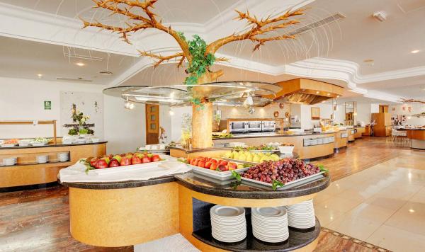 Frisch mit Speisen bestücktes Buffet