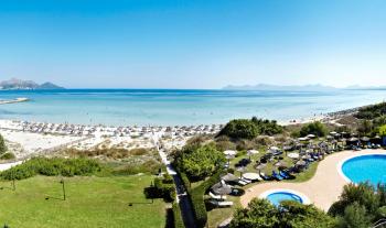 Blick auf Gartenanlage, Pool und Strand