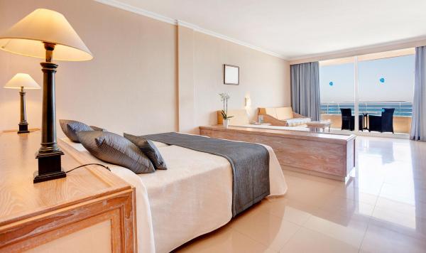 Weitläufiges Wohnbeispiel mit Sitzecke und Terasse