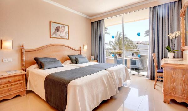 Wohnbeispiel mit Bett, Schreibtisch und Balkon