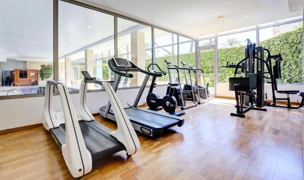 Fitnessbereich mit Geräten