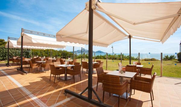 Snack Bar mit Sitzgelegenheit unter freiem Himmel