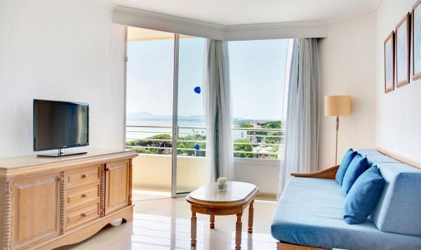 Appartement Typ2 Wohnbeispiel mit Sofa und Fernseher