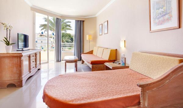 Wohnbeispiel mit Sofa, TV-Element und Balkon