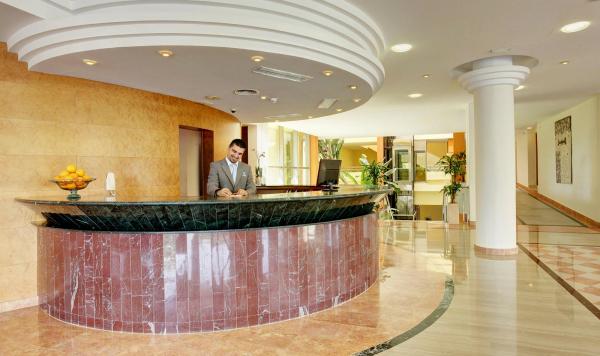 Hotelrezeption mit Angestelltem