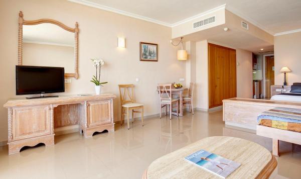 Wohnbeispiel mit Blick auf Sideboard mit TV-Gerät