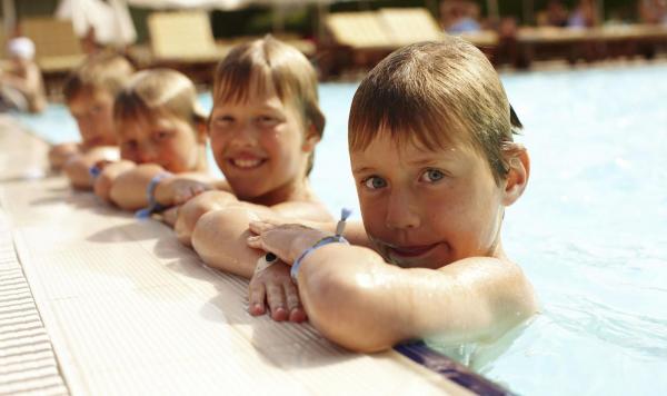 Nahaufnahme von Kindern im Pool
