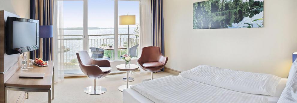 Wohnbeispiel mit Balkon und Blick auf den See