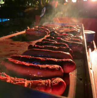 Grill mit Würsten