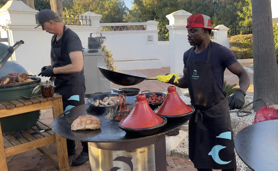 Grill mit Würsten