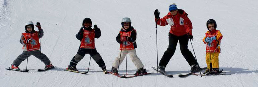 Kinder beim Winter Cluburlaub