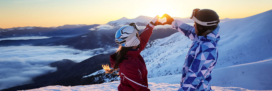 Pärchen beim Wintesport Cluburlaub