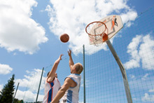 Basketball Spieler vor dem Korb