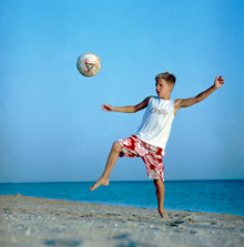 Kind beim Beachsoccer spielen