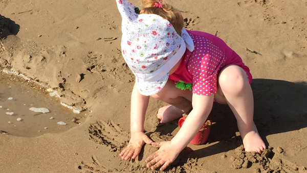 Kind am Strand