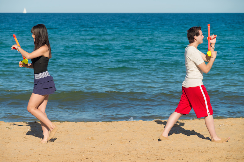 Wasserpistolen am Strand