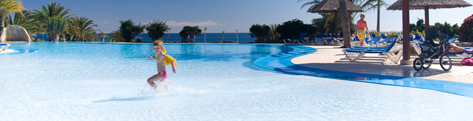 Kind im Pool