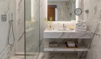 Junior Bungalow Suite Seafront Badezimmer