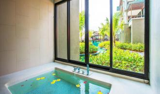 Deluxe Suite Pool Access Jacuzzi