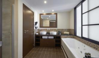 Deluxe Ocean Front + Jacuzzi + Private Garden