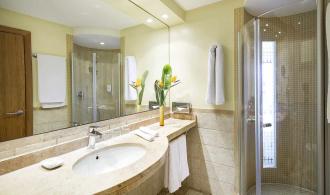 Cala Serena Double Room Roomhopper Bad