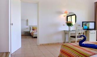 Familienzimmer mit Verbindungstür im Bungalow