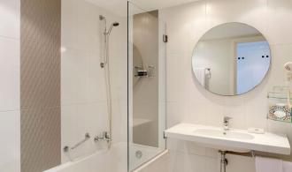 Familienzimmer mit Verbindungstür im Haupthaus mit Meer-/Poolblick