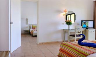 Familienzimmer mit Verbindungstür im Haupthaus mit Meer-/Poolblick