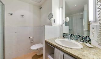 Landskron Family Double Room Superior Connecting Door Bad