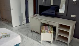 2 Doppelzimmer mit Verbindungstür Schreibtisch