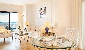 Famous Class Deluxe Suite