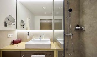 Alpenrose Zürs Double Room Roomhopper Badezimmer
