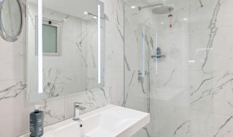 Rocca Nettuno Familienzimmer mit Verbindungstür Bad