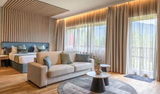 Salzkammergut Suite mit Grimmingblick Schlaf-/Wohnzimmer